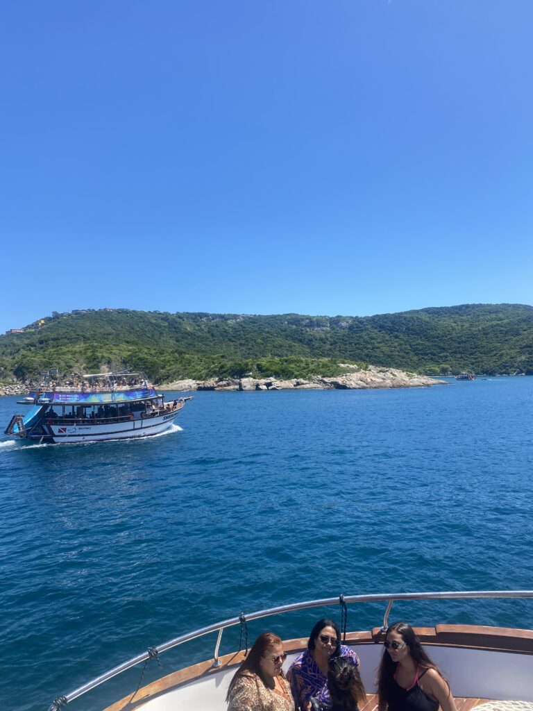 PASSEIO DE BARCO EM ARRAIAL DO CABO